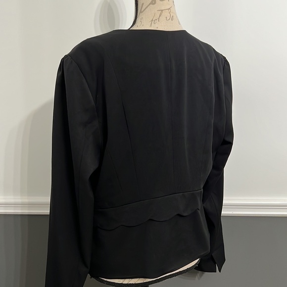 Elle Blazer 16 Black Long Sleeve design on the back with hook buttons - Picture 2 of 7